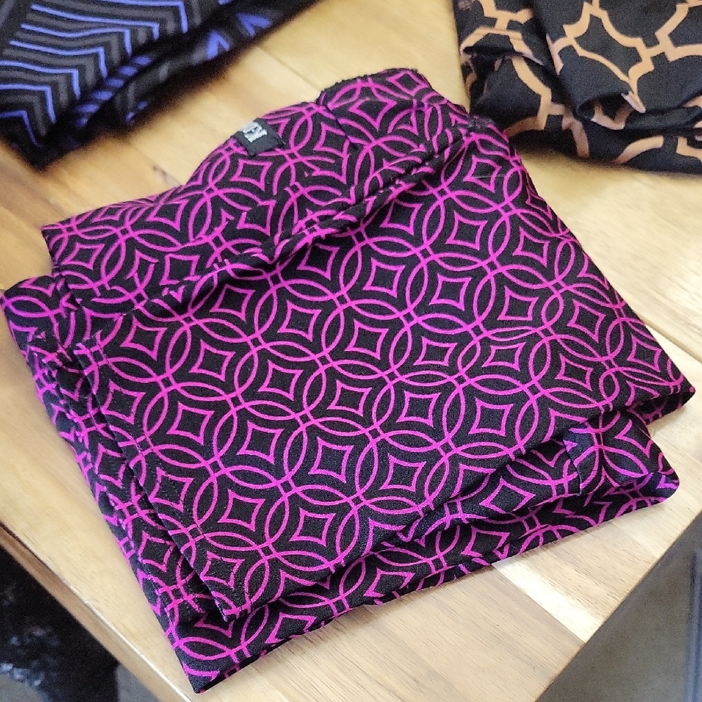 K-DEER Black and Magenta Geometric Leggings